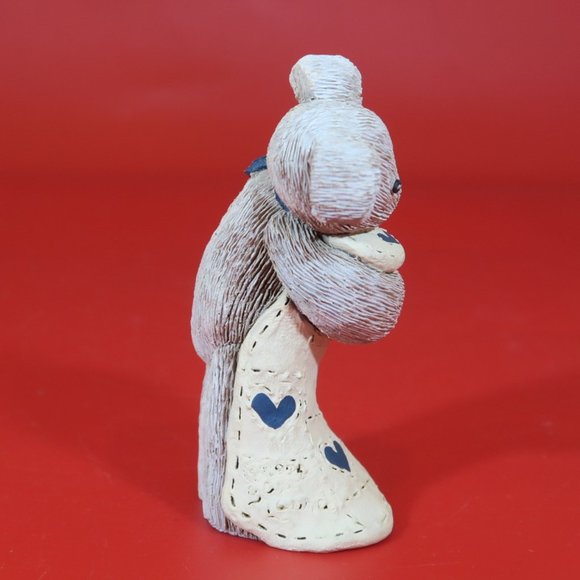 Gail Laura 1994 Vintage Bear Holding Blanket with Hearts Resin Figurine Signed - Picture 3 of 9